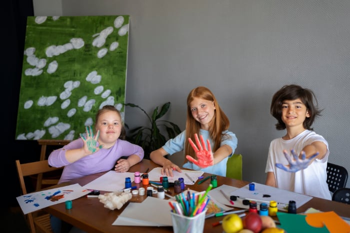 kinderen tijdens creatieve activiteiten op de basisschool