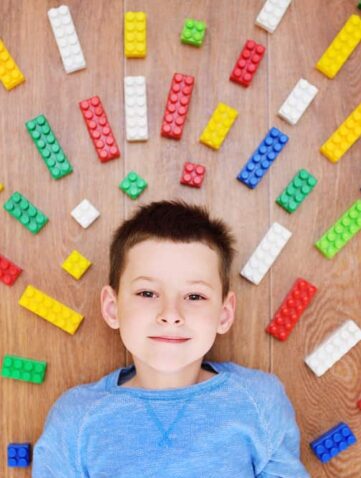 jongen met lego blokjes