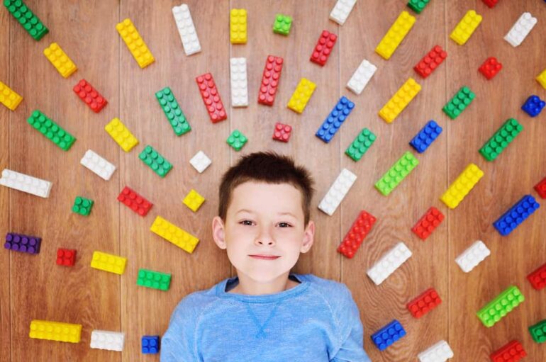 jongen met lego blokjes