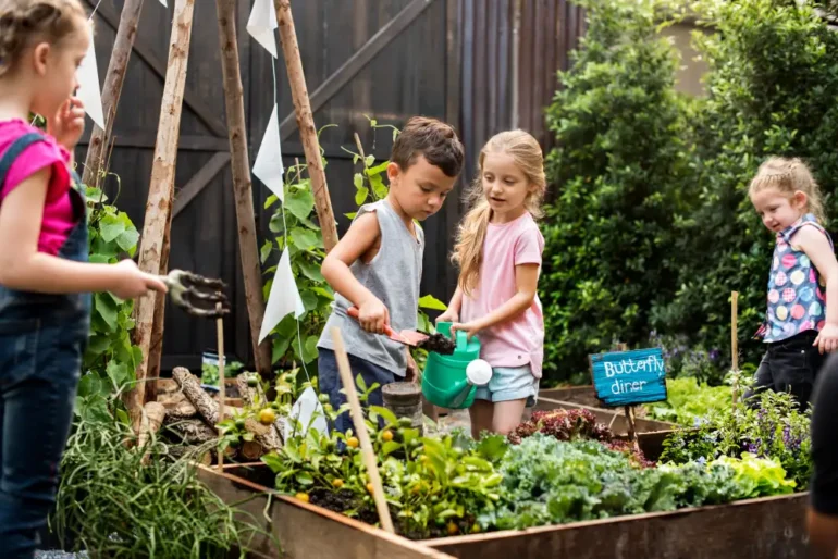 Kinderen geven planten water in een tuin
