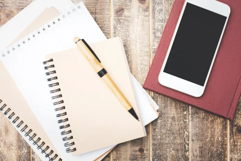 agenda, notitieboek, pen en mobiele telefoon