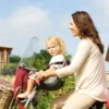 moeder en kind in kinderzitje op de fiets