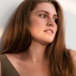 vrouw met brede schouders