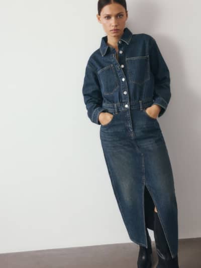 vrouw met spijkerjurk midi lengte