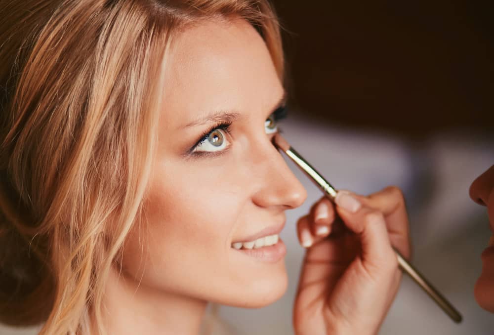 vrouw brengt natuurlijke oogmake-up aan