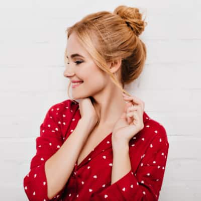 vrouw met koperblonde messy bun