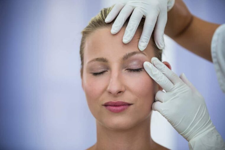 onderzoek vrouw voor ooglidcorrectie