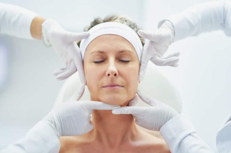 vrouw ondergaat anti-aging huidbehandeling