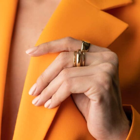 vrouw met gouden ringen