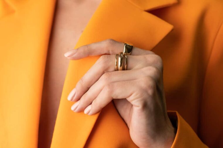 vrouw met gouden ringen