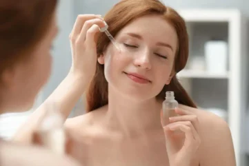 Vrouw brengt huidserum aan met een pipet.