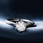 Diamanten ring op blauwe satijnstof.