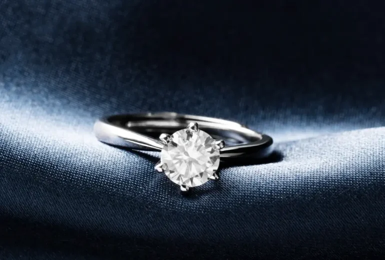 Diamanten ring op blauwe satijnstof.