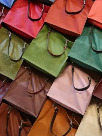 Verschillende gekleurde leren handtassen op stapel