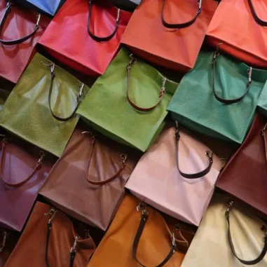 Verschillende gekleurde leren handtassen op stapel