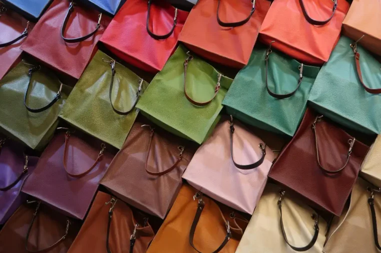 Verschillende gekleurde leren handtassen op stapel