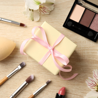 Cadeau met make-up en bloemen op tafel
