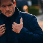 Man met donkerblauwe wollen winterjas