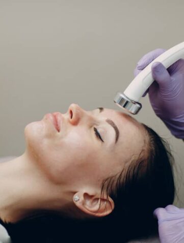 Gezichtsbehandeling face lift met apparaat