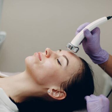 Gezichtsbehandeling face lift met apparaat