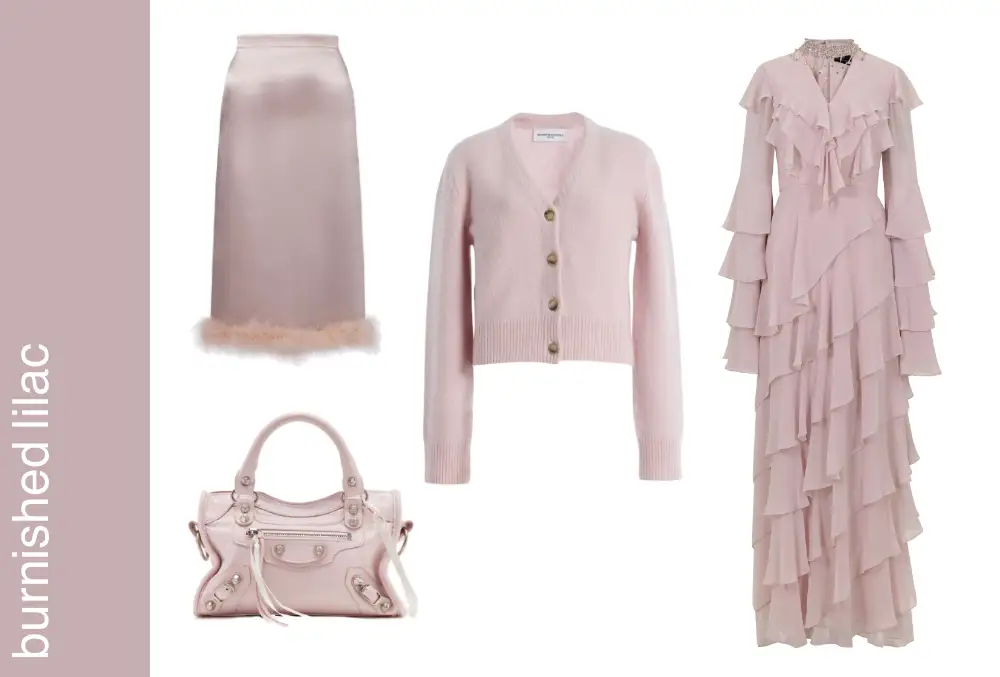 Vrouwelijke roze kledingstukken en tas op witte achtergrond.