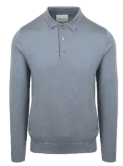 Grijze gebreide trui met knopen en kraag.