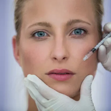 Vrouw krijgt botox injectie in het gezicht