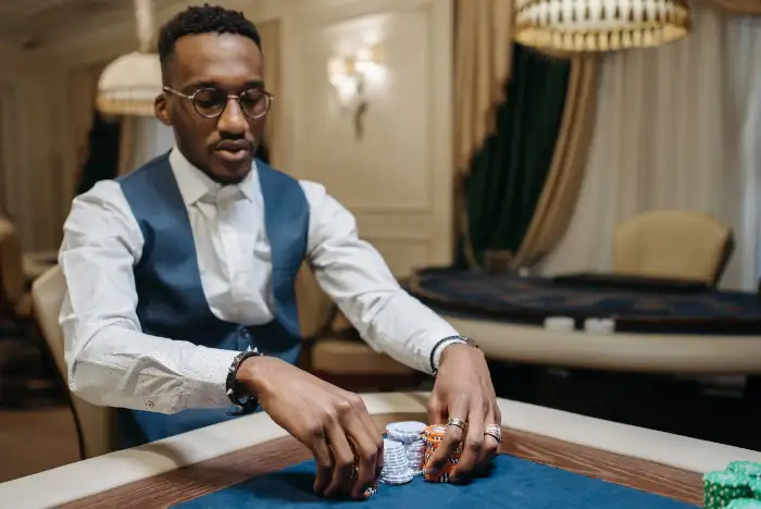 Man stapelt pokerchips aan casinotafel