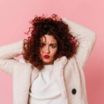 Jonge vrouw met bos donker krullend haar