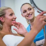 twee vrouwen met spiegel bespreken resultaat huidbehandeling