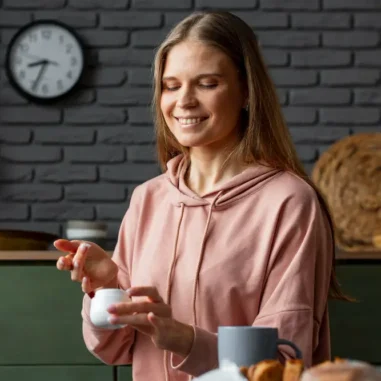 vrouw neemt supplement in keuken