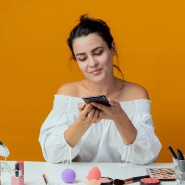 vrouw met mobiel en verzorgingsproducten voor zich