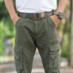 man met olijfgroene chino