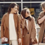 drie vrouwen in camel outfits