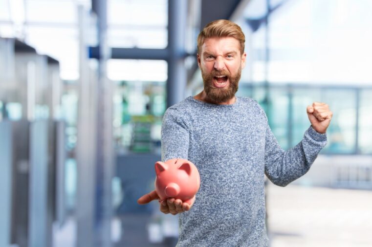 man is enthousiast met spaarvarken