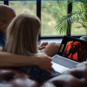stel kijkt film op laptop