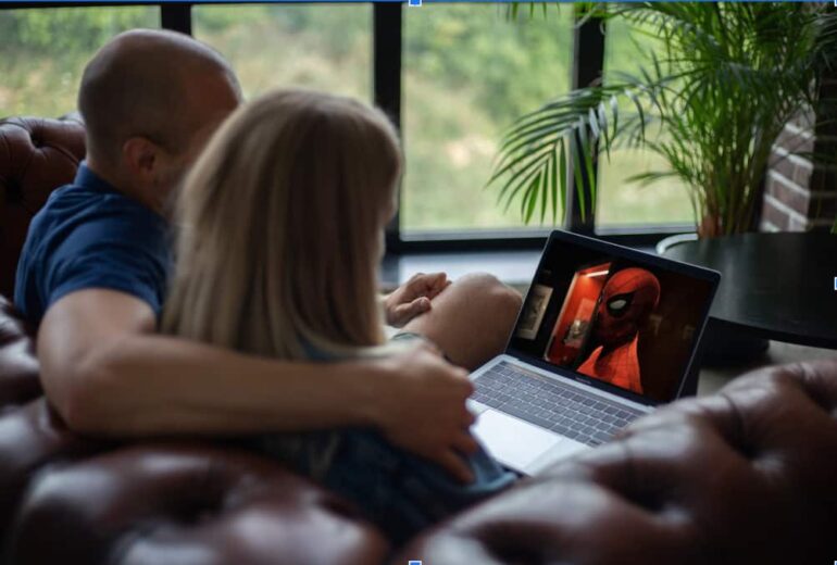 stel kijkt film op laptop