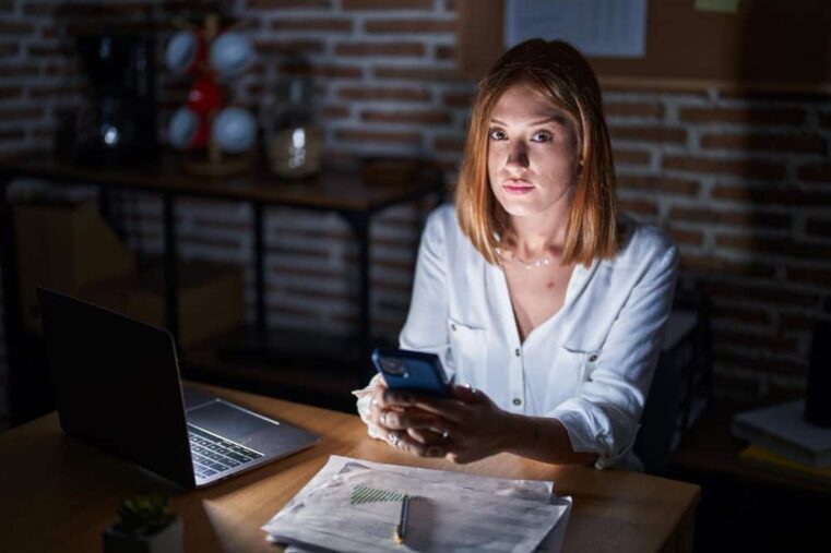 vrouw doet belastingaangifte