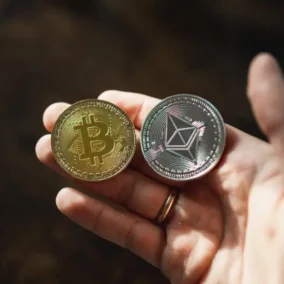 bitcoin en ethereum munten in hand
