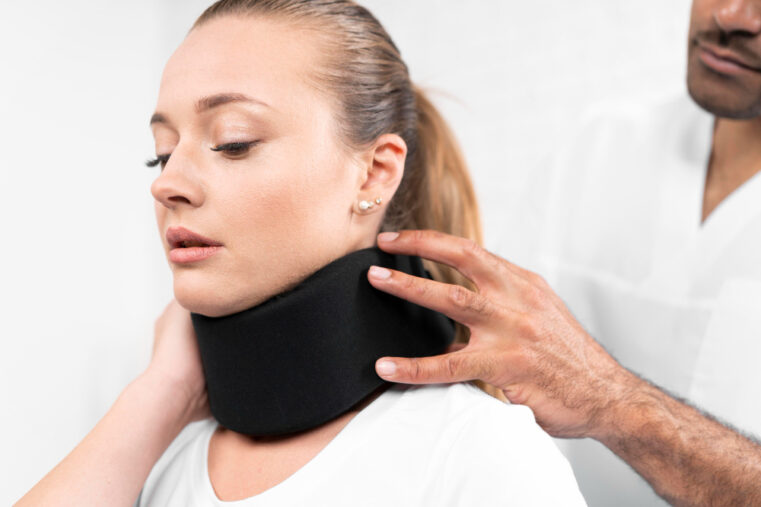 vrouw met kraag om nek bij whiplash