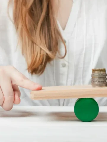 vrouw met wip met geld