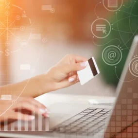 vrouw met laptop en credit card