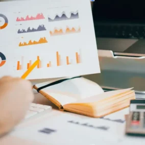 Hand houdt papier met statistieken vast