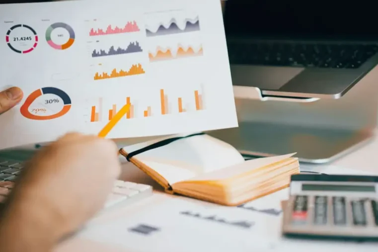 Hand houdt papier met statistieken vast