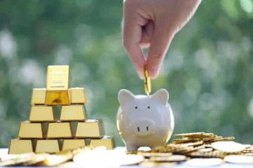 Goudstaven en een spaarvarken met munten