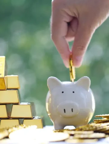 Goudstaven en een spaarvarken met munten