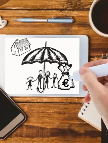 Man tekent huis en gezin met paraplu en zak met euro's