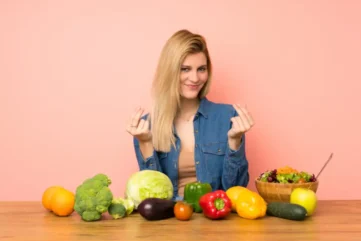 vrouw met vitaminerijke groenten en salade