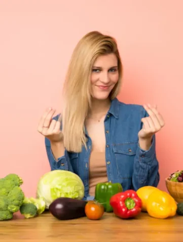 vrouw met vitaminerijke groenten en salade