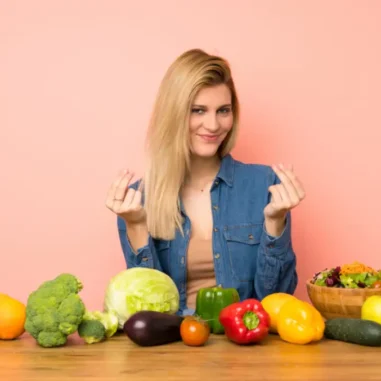 vrouw met vitaminerijke groenten en salade